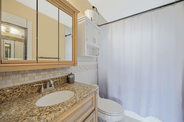 full bath with tasteful backsplash, a shower with curtain, vanity, and toilet