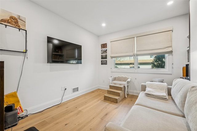 living room featuring visible vents, recessed lighting, wood finished floors, and baseboards