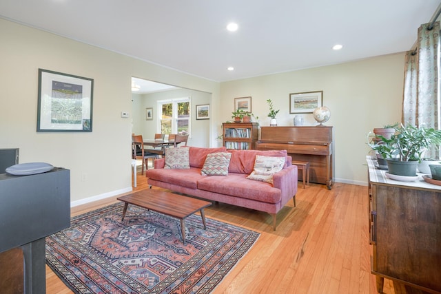 living area featuring recessed lighting, baseboards, and light wood-type flooring