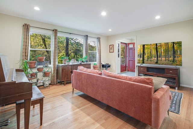 living room with light wood-style flooring, recessed lighting, and baseboards