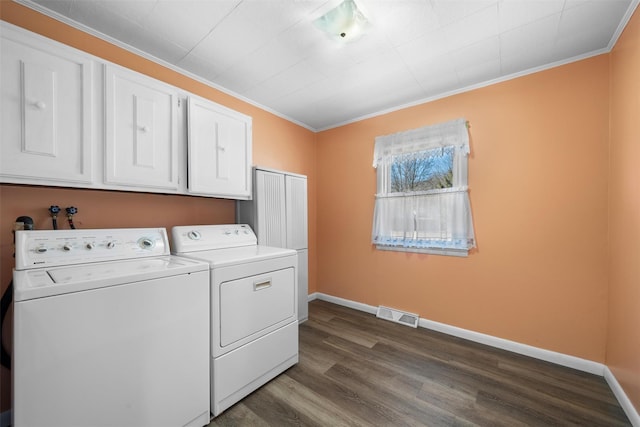 laundry area featuring visible vents, dark wood-type flooring, baseboards, cabinet space, and independent washer and dryer