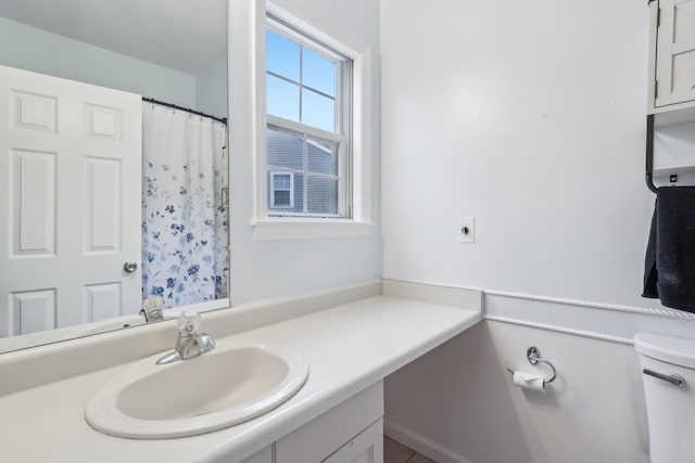 full bathroom featuring toilet, curtained shower, and vanity