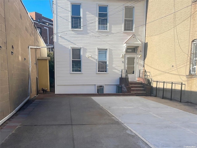 view of front of house featuring fence