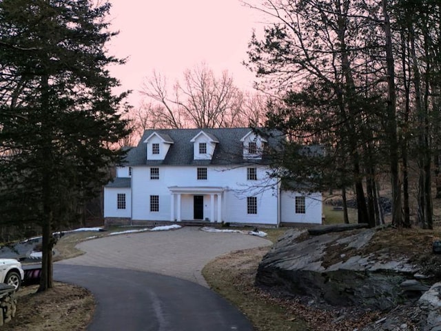 view of front of property with driveway