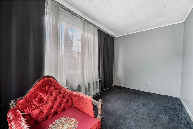 living area featuring carpet floors, ornamental molding, and baseboards