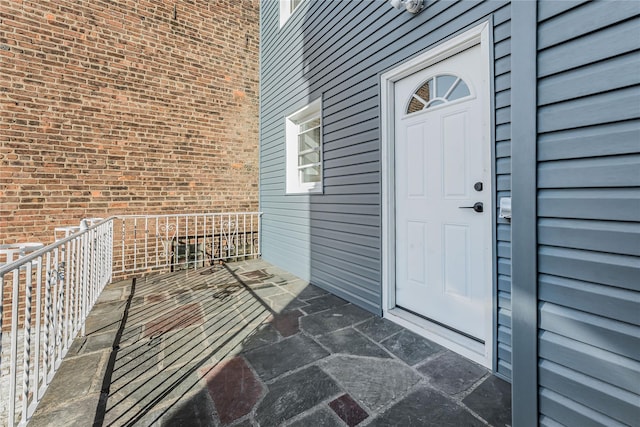 property entrance featuring a balcony