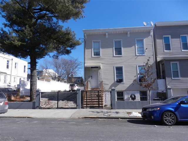 townhome / multi-family property featuring a fenced front yard