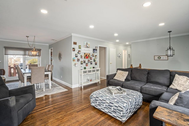 living area featuring recessed lighting, baseboards, dark wood-style floors, an inviting chandelier, and crown molding