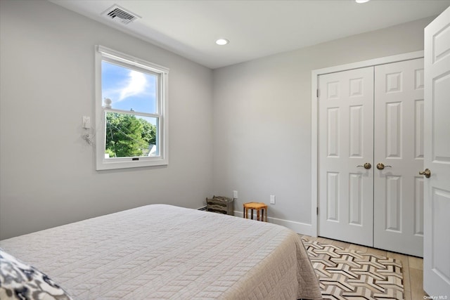 bedroom featuring baseboards, visible vents, a closet, and recessed lighting