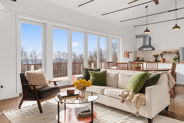 sunroom with ceiling fan