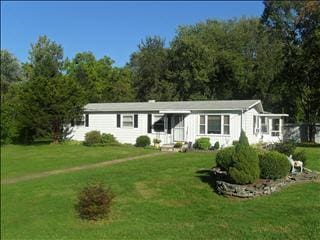 manufactured / mobile home with a front yard