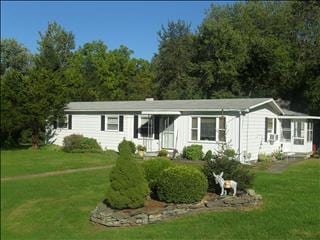 view of front facade featuring a front yard