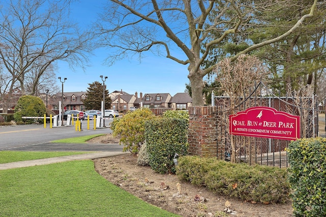 surrounding community featuring a residential view