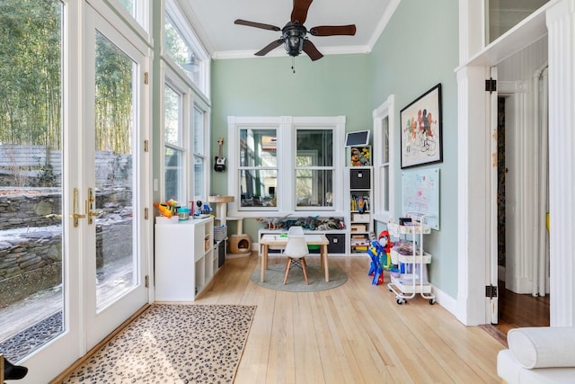 sunroom with ceiling fan