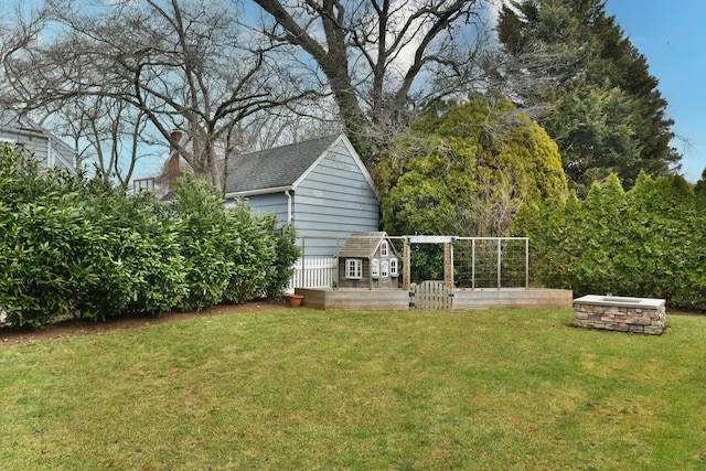 view of yard with a garden