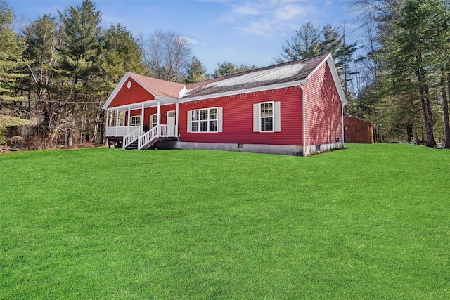 view of front of house featuring covered porch and a front yard