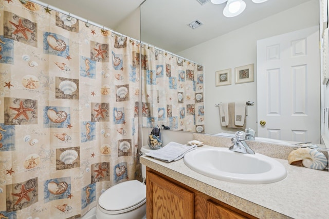 full bathroom featuring toilet, visible vents, a shower with shower curtain, and vanity