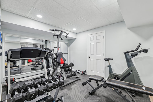 workout room with recessed lighting, a drop ceiling, and baseboards