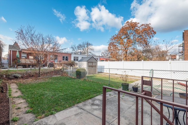 view of yard with an outbuilding, a fenced backyard, and a residential view