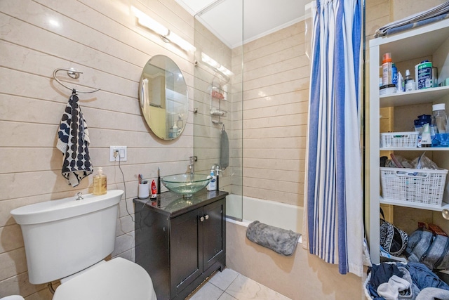 full bathroom featuring tiled shower / bath combo, vanity, and toilet