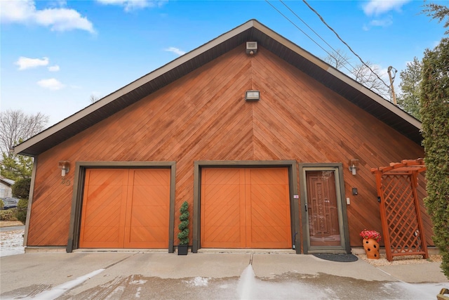 view of detached garage