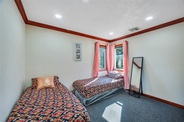 bedroom with baseboards, visible vents, crown molding, carpet flooring, and recessed lighting