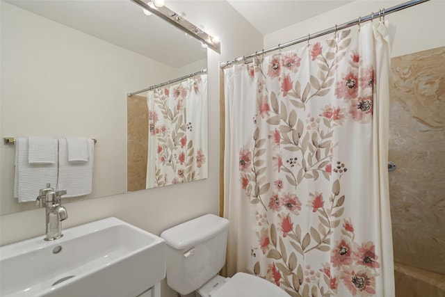 full bath featuring curtained shower, a sink, and toilet