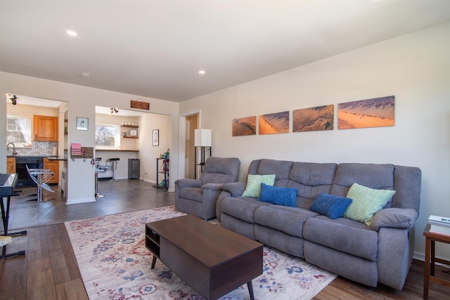 living room with dark wood-style floors, recessed lighting, and baseboards