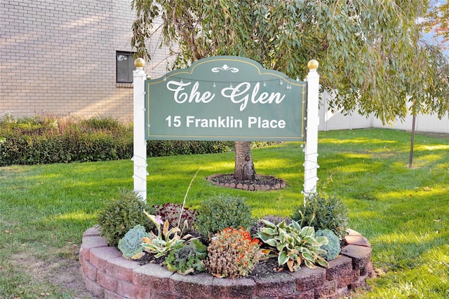 community sign featuring a yard