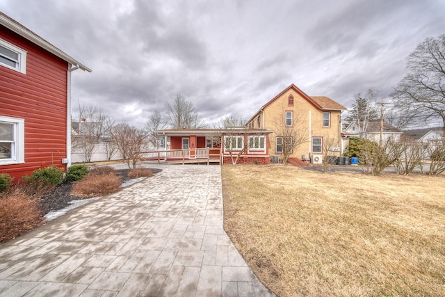 view of front of house featuring a front yard