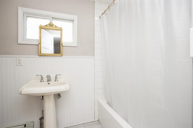 full bath with wainscoting