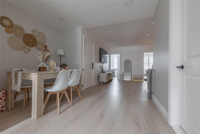 dining space with ornamental molding, light wood-type flooring, recessed lighting, and baseboards