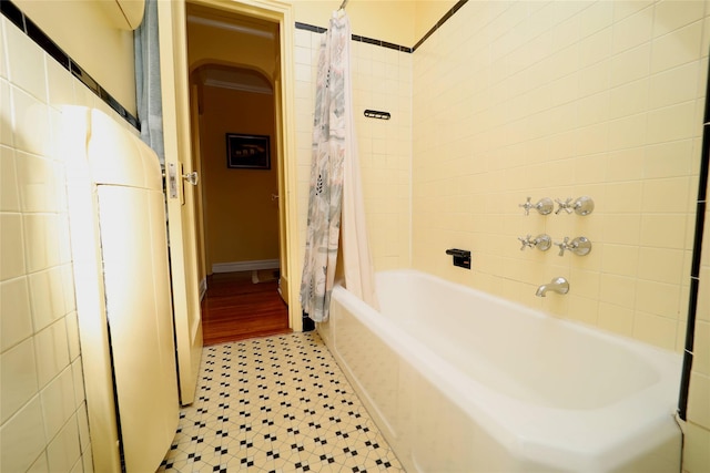 full bathroom featuring shower / bathtub combination with curtain