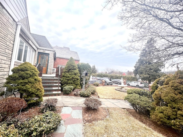 view of yard featuring a patio area