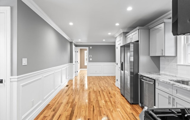 kitchen with appliances with stainless steel finishes, recessed lighting, gray cabinets, and tasteful backsplash