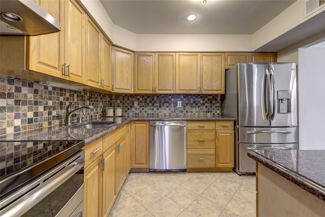 kitchen featuring visible vents, backsplash, appliances with stainless steel finishes, a sink, and under cabinet range hood