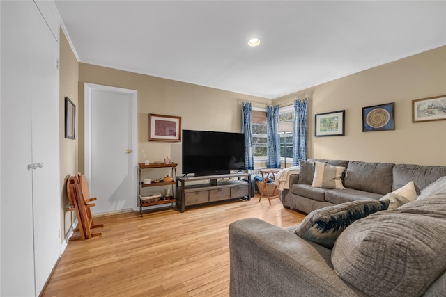 living area featuring recessed lighting, ornamental molding, and light wood finished floors