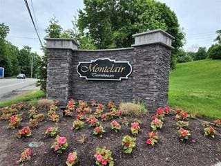 community / neighborhood sign featuring a lawn