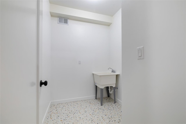 laundry room with visible vents and baseboards