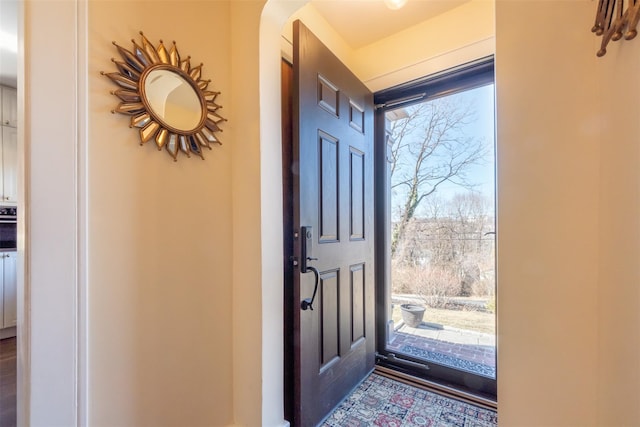 foyer with arched walkways