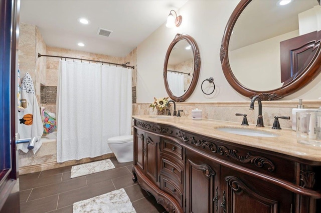 full bath with toilet, visible vents, a sink, and recessed lighting