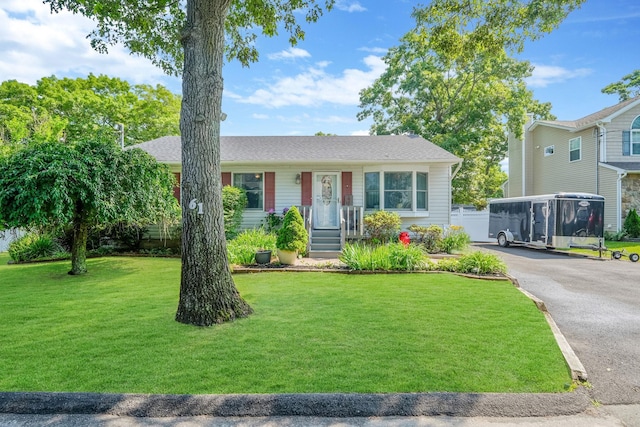 view of front of house featuring driveway and a front lawn