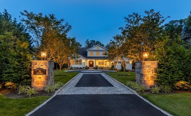 view of front of house featuring a front lawn