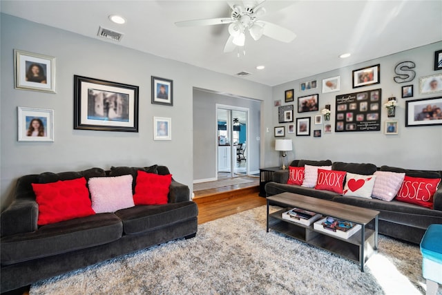 living room featuring recessed lighting, wood finished floors, visible vents, and a ceiling fan