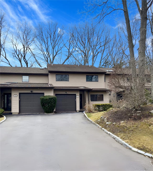 view of front facade featuring a garage and driveway