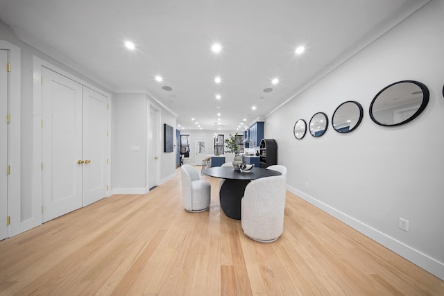 dining area featuring crown molding, recessed lighting, light wood-style floors, and baseboards