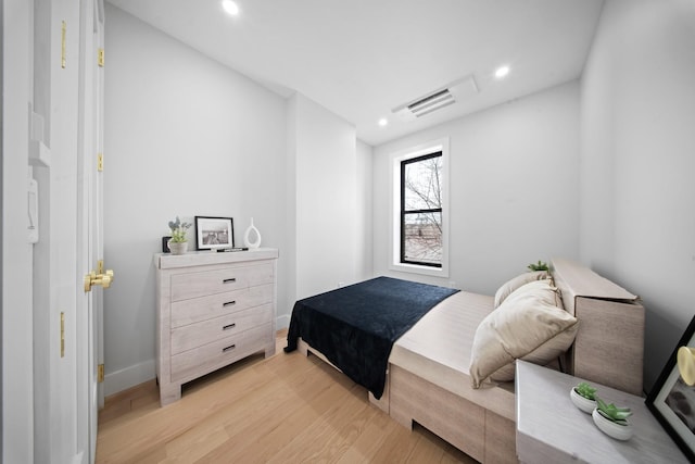 bedroom featuring visible vents, recessed lighting, light wood-type flooring, and baseboards