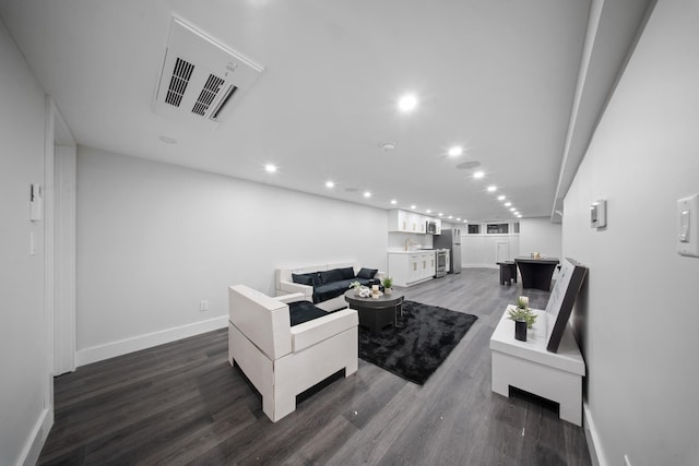 living room featuring dark wood finished floors, visible vents, recessed lighting, and baseboards