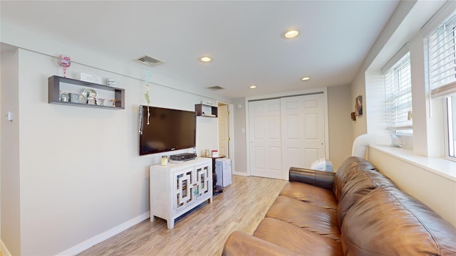 living area featuring recessed lighting, baseboards, visible vents, and light wood finished floors