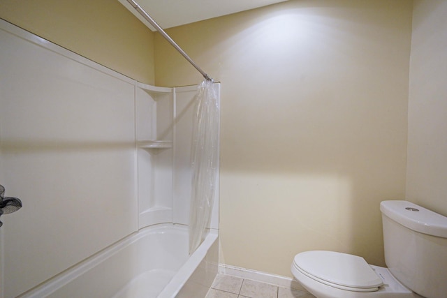 bathroom featuring baseboards, shower / bathtub combination with curtain, toilet, and tile patterned floors